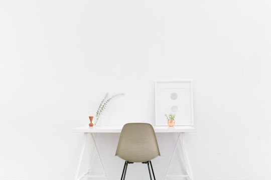 Test desk for minimalists - Featured image